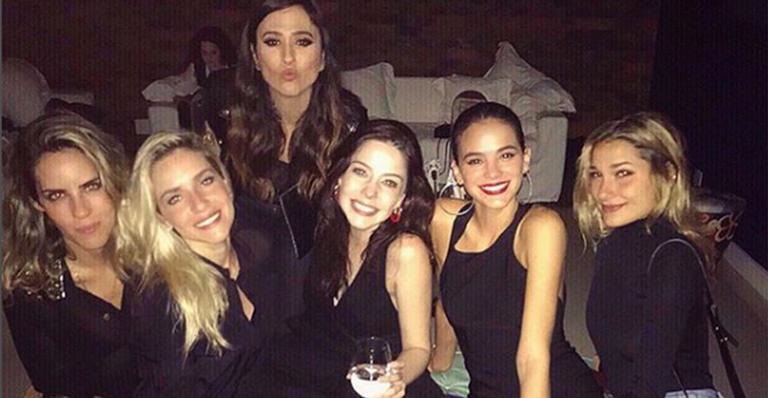 Elenco de Deus Salve o Rei comemora o fim da novela