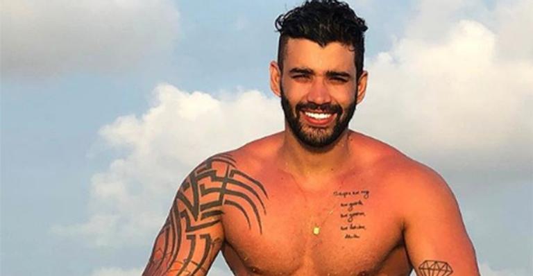 Paizão, Gusttavo Lima aparece com os dois filhos no colo