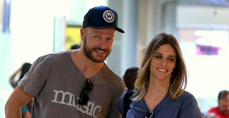 Rodrigo Hilbert e Fernanda Lima surgem com os gêmeos no Rio