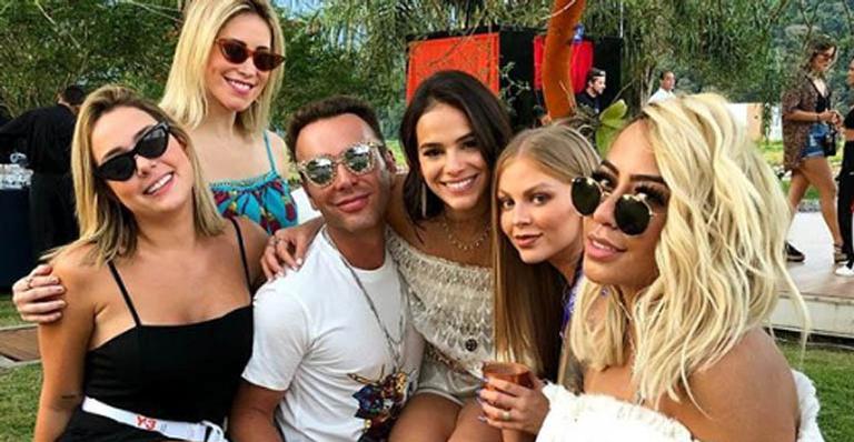 Carol Dantas vai ao aniversário de Bruna Marquezine