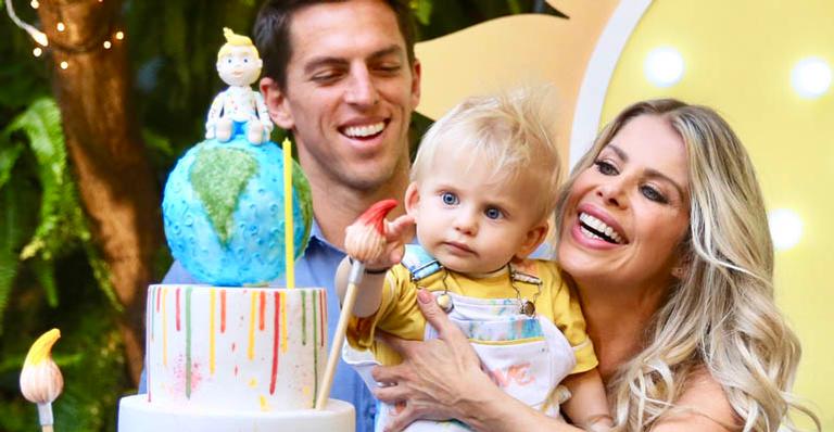 Karina Bacchi antecipa a festa de aniversário do filho