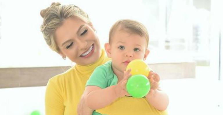 Andressa Suita flagra Gabriel surtando ao ver o papai, Gusttavo Lima, na TV