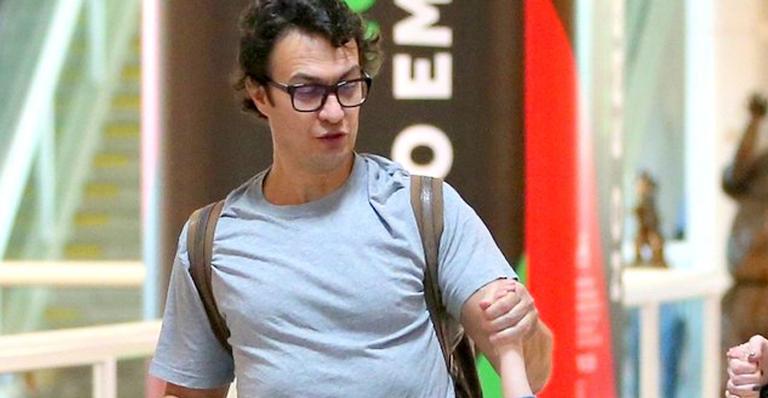 Gabriel Braga Nunes faz raríssima aparição com a mulher e a filha ao embarcar no Rio