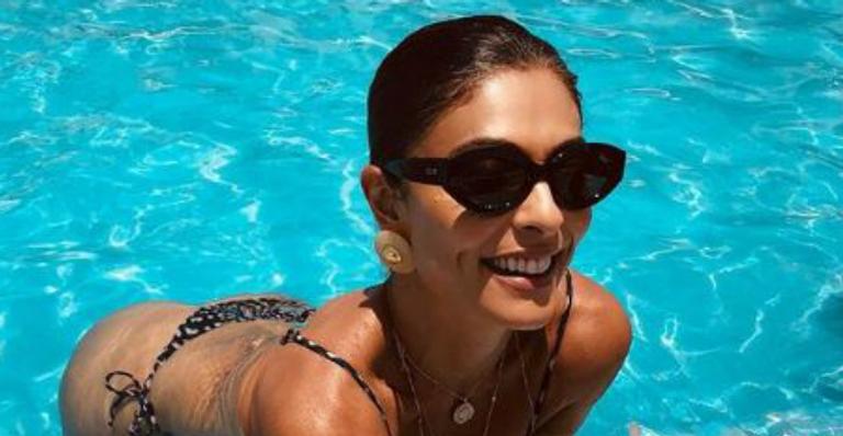 Ausência do umbigo em foto de biquíni de Juliana Paes intriga os fãs