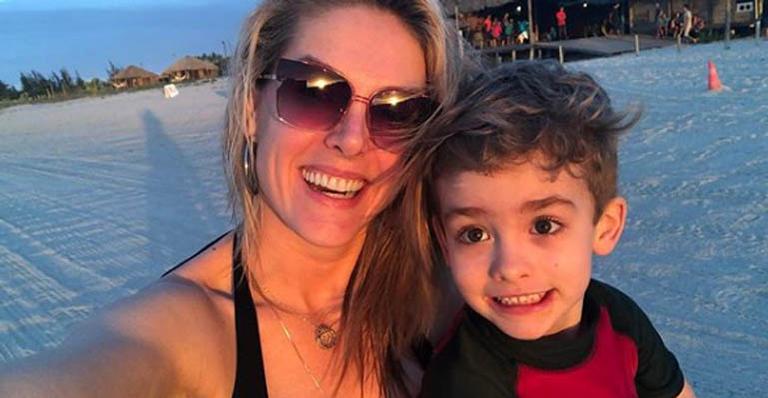 Ana Hickmann curte as férias no nordeste com o filho