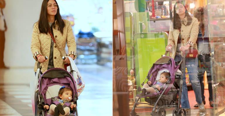 Carol Castro vai ao shopping com a filha, Nina