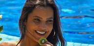 BBB: Milionária, Emilly Araújo ostenta e toma café da manhã à beira da piscina