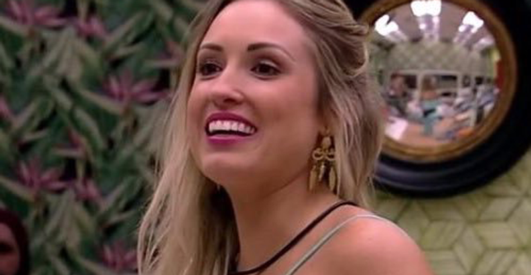 Ex-BBB Jessica Muller assume romance com empresário e posa em mansão