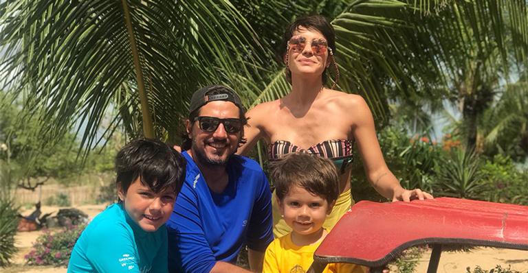 Juliana Knust curte as férias com a família no nordeste