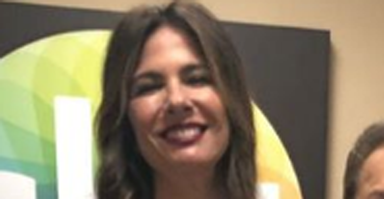 Luciana Gimenez posa ao lado de Silvio Santos e diferença de tamanho entre os dois choca fãs