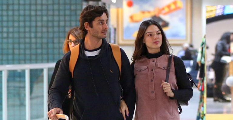 Isis Valverde é flagrada com o marido em aeroporto