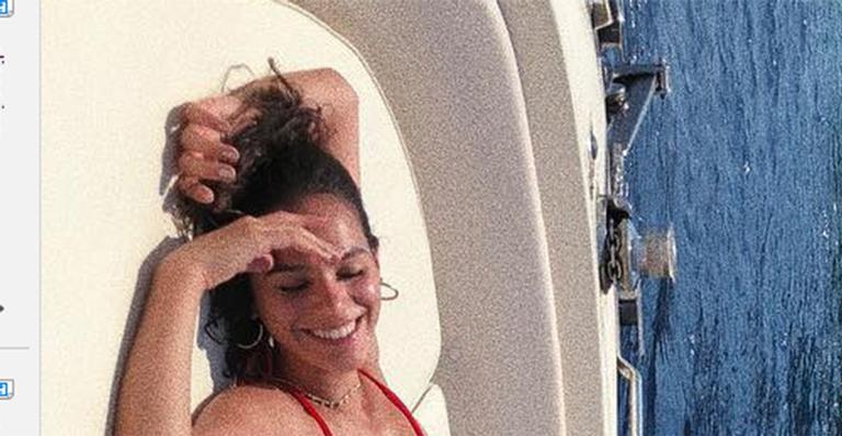 Bruna Marquezine surge com biquíni ousado, mostra quase tudo e ganha 2 milhões de likes