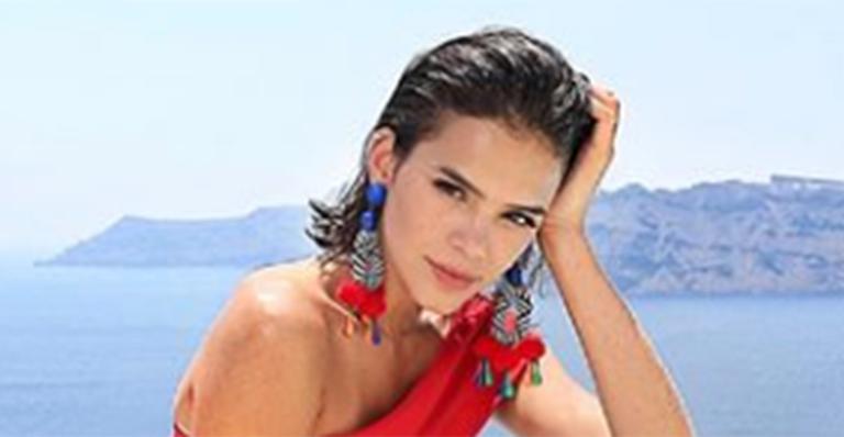 Bruna Marquezine exibe a barriga chapada em Santorini