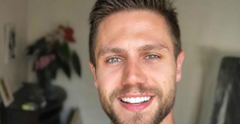 Ex-BBB, Jonas Sulzbach publica foto em momento íntimo no banheiro e é detonado por fãs
