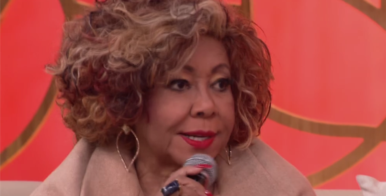 Um mês após cirurgia de emergência, Alcione aparece recuperada e esbanja jovialidade no ‘Encontro’