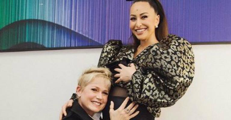 Xuxa Meneghel se ajoelha e faz carinho no barrigão de Sabrina Sato que se derrete: “Nossa rainha”