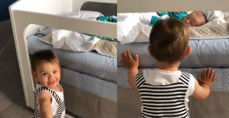 Andressa Suita flagra Gabriel em pé tomando conta do irmão, Samuel
