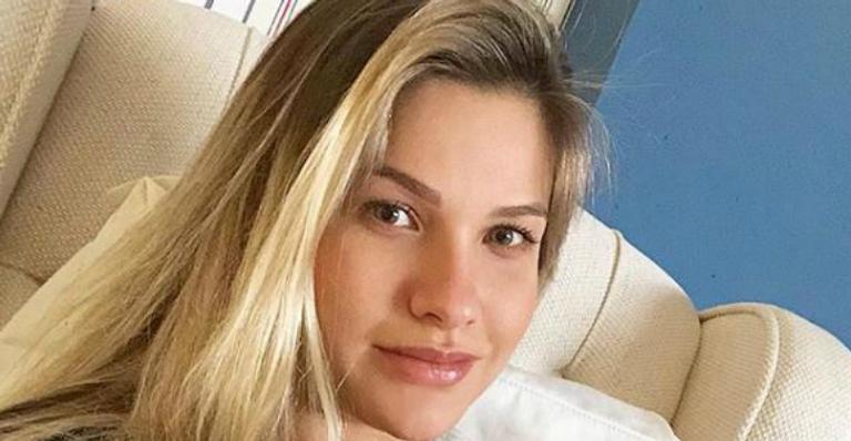 Em momento íntimo, Andressa Suita mostra filho recém-nascido, Samuel, dormindo em seus braços
