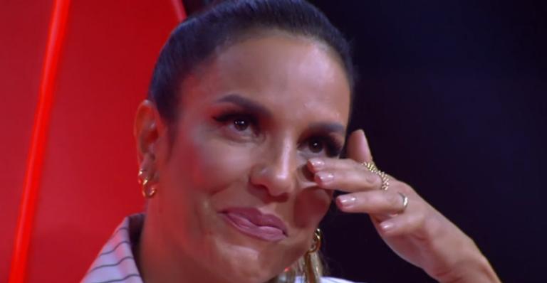 Longe dos filhos, Ivete Sangalo se emociona e cai no choro durante o ‘The Voice’: ‘Saudade das crianças’