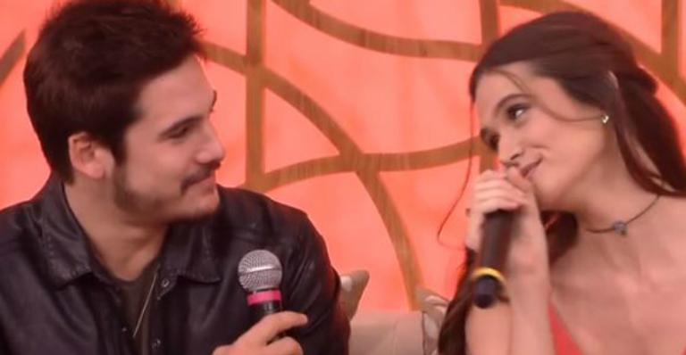 Em clima de romance, Juliana Paiva surge de roupão ao lado de Nicolas Prattes