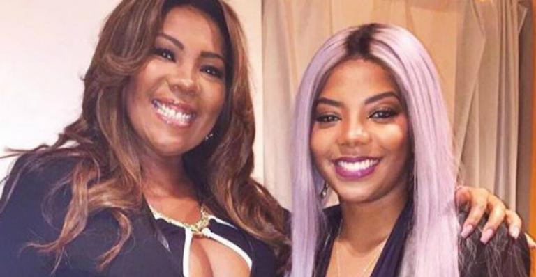 Ludmilla arrasa na dança em família e a mãe rouba a cena com rebolado
