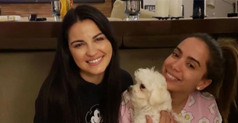 Anitta faz festa do pijama e recebe a ex-RBD Maite Perroni