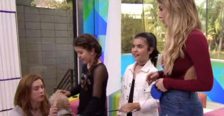 Atriz mirim de ‘O Tempo Não Para’ causa polêmica ao revelar ao vivo que cachorro é dopado em ‘O Tempo Não Para’
