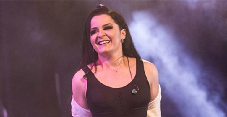 Maraisa surge com a barriguinha à mostra em show
