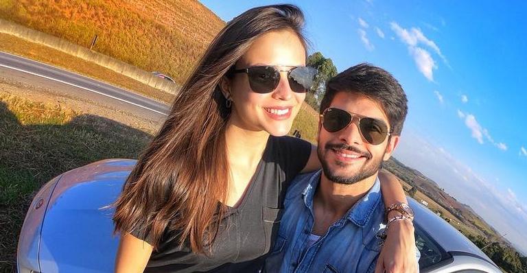 Noiva de Lucas Fernandes, Ana Lúcia posa de biquíni e exibe bumbum impressionante