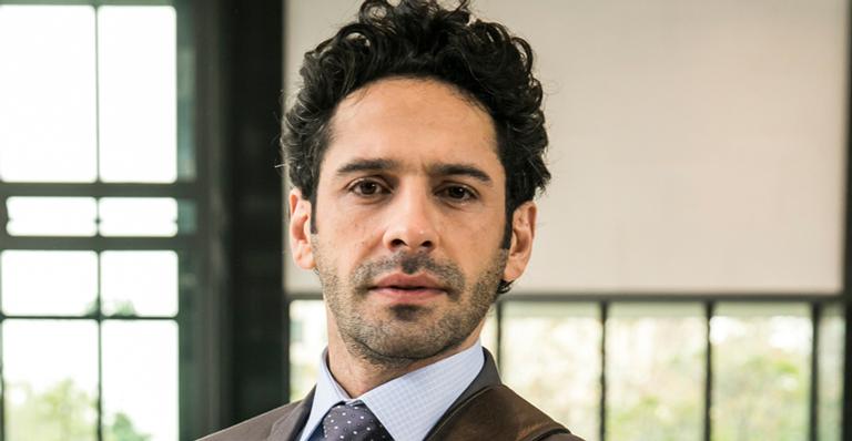 Hoje em ‘O Tempo Não Para’: Emílio anuncia plano para enganar Samuca e Dom Sabino