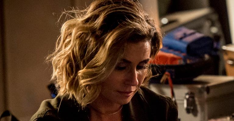 Hoje em ‘Segundo Sol’: Luzia não segura a onda e cede à chantagem de Karola