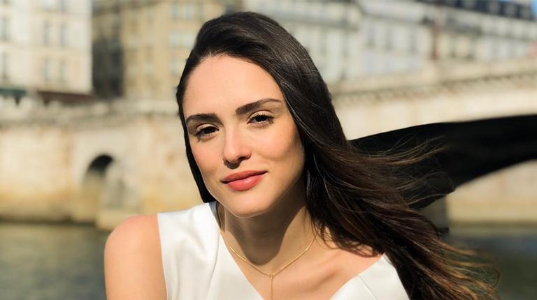 Isabelle Drummond aparece irreconhecível nas gravações da próxima novela das 7