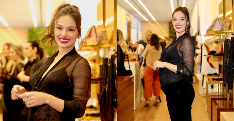 Grávida, Isis Valverde abusa da transparência em evento de moda