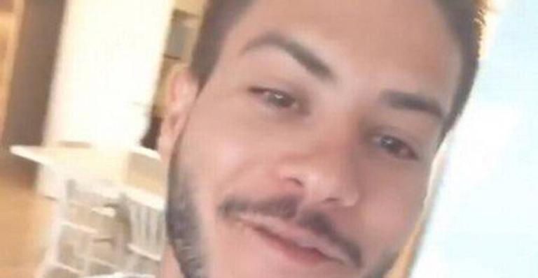 Arthur Aguiar chora após surpresa na área de serviço de seu apartamento: ”Não estou tendo maturidade”