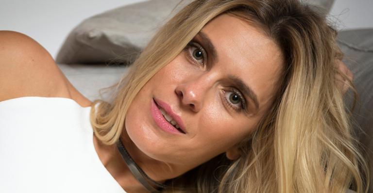 Pertinho dos 40, Carolina Dieckmann posa com zero maquiagem e exibe suas beleza real