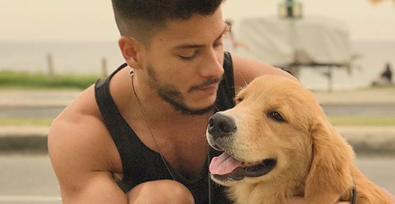 Arthur Aguiar responde às críticas por ter doado seu cachorro