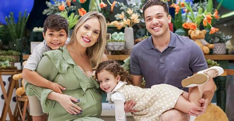 Wesley Safadão reúne os filhos no chá de fraldas do caçula