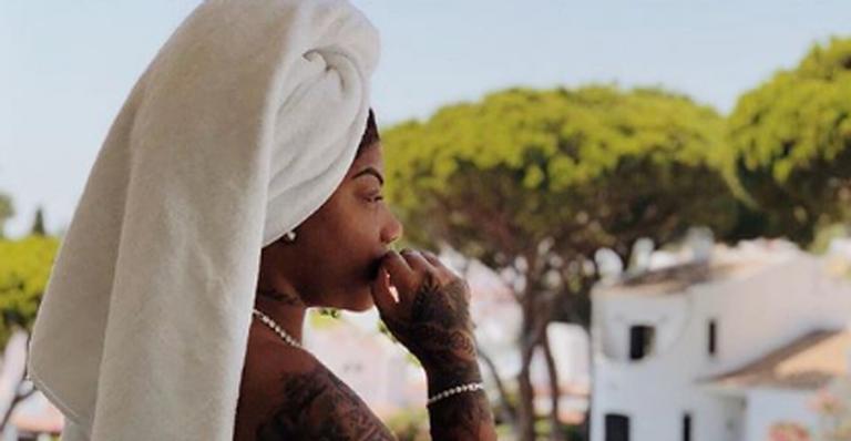 Poderosa! Ludmilla surge de topless enrolada em toalha e brinca: ”A legenda é com vocês”