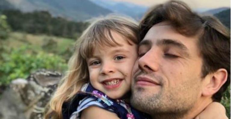 Mari Bridi flagra filha de 4 aninhos maquiando o papai, Rafael Cardoso: “Ficou linda!”