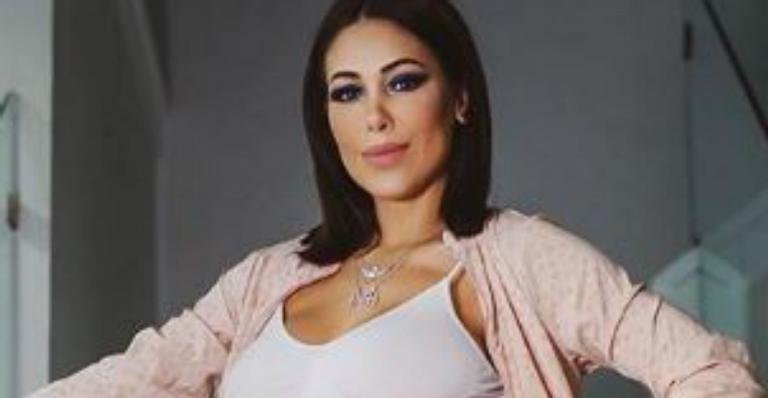 Bella Falconi se surpreende com gravidez no limite: ”Acho que vou ter que mandar uma carta de despejo”
