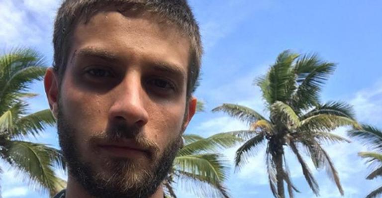 Chay Suede celebra em família o aniversário do pai e a recuperação do irmão