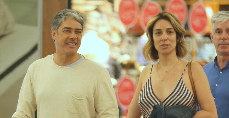 William Bonner curte passeio com a namorada no Rio de Janeiro