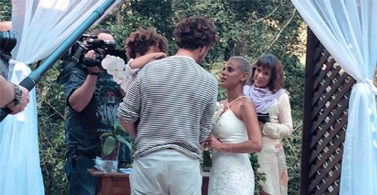 Aline Wirley e Igor Rickli renovam os votos do casamento no Programa da Sabrina Sato