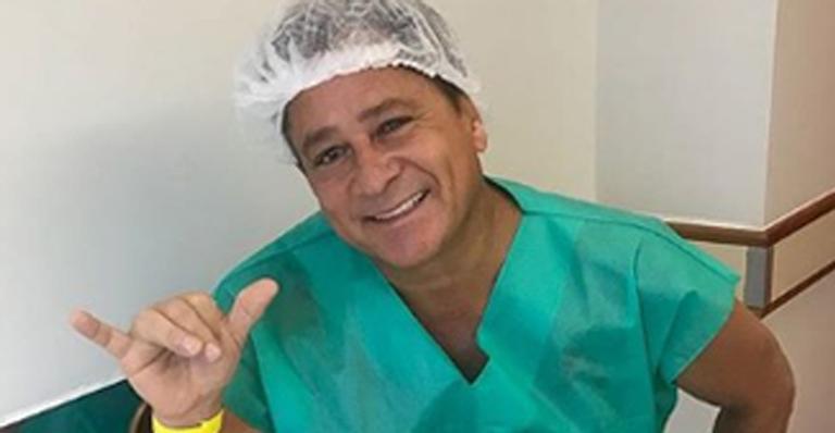 Leonardo posa em centro cirúrgico e mostra bom humor: ”Raiva de ficar oito dias sem beber”