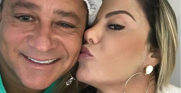 Após cirurgia, Leonardo recebe o carinho da mulher, Poliana Rocha