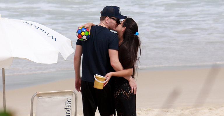 Michel Teló e Thais Fersoza namoram em praia no Rio de Janeiro