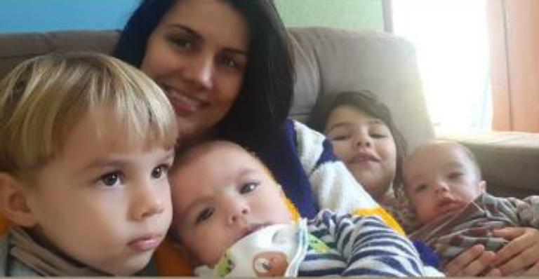 Ex-BBB Mariana Felício aparece cuidando dos 4 filhos juntos: ”De manhã é assim”