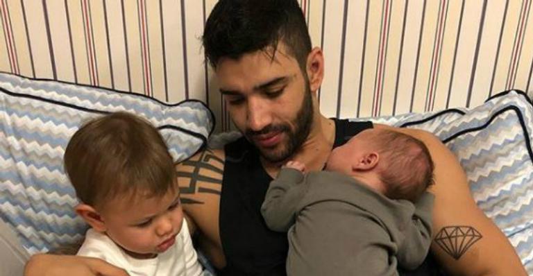 Andressa Suita flagra Gusttavo Lima cuidando de Gabriel e Samuel