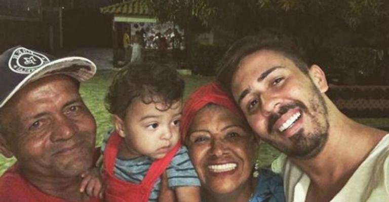 Carlinhos Maia apresenta casa que comprou para pais adotivos e se emociona