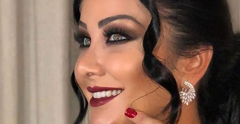 Discreta, Helen Ganzarrolli aparece com o amado em festa badalada